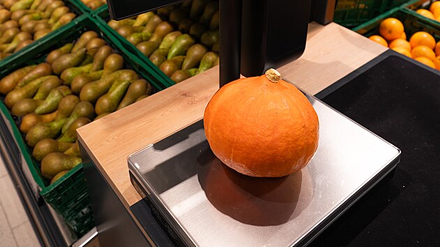 Z�kazn�ci p�i v�en� ovoce a zeleniny nemus� ru�n� vyhled�vat, o jak� druh ovoce nebo zeleniny se jedn�. Chytr� v�ha ovoce �i zeleninu rozpozn� sama. (26. �nora 2025)