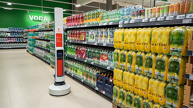 Robot Tally v prodejn� kontroluje reg�ly. (26. �nora 2025)