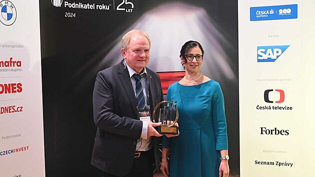 Antonn Machala s vedouc partnerkou EY Martinou Kneiflovou pi vtzstv v krajsk souti EY Podnikatel roku 2024 ve Zlnskm kraji. (20. nora 2025)