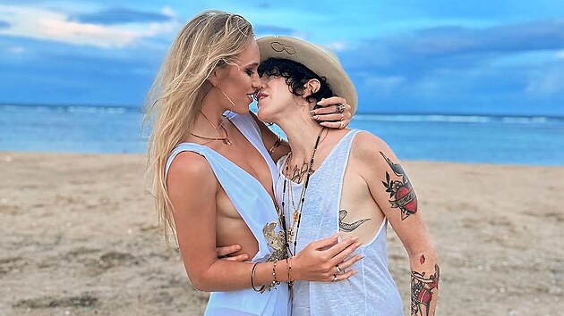 Modelka a Miss �R 2018 Iveta Maurerov� se zp�va�kou LP (2025)