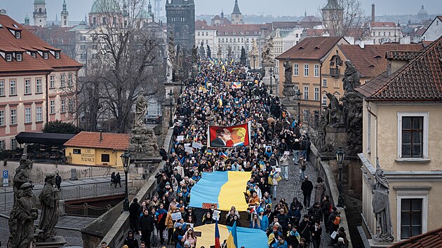 Po skon�en� programu na Starom�stsk�m n�m�st� se ��astn�ci vydali na pietn� pr�vod k pomn�ku ukrajinsk�ho b�sn�ka Tarase �ev�enka. (23. �nora 2025)