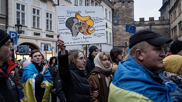 Po skon�en� programu na Starom�stsk�m n�m�st� se ��astn�ci vydali na pietn� pr�vod k pomn�ku ukrajinsk�ho b�sn�ka Tarase �ev�enka. (23. �nora 2025)