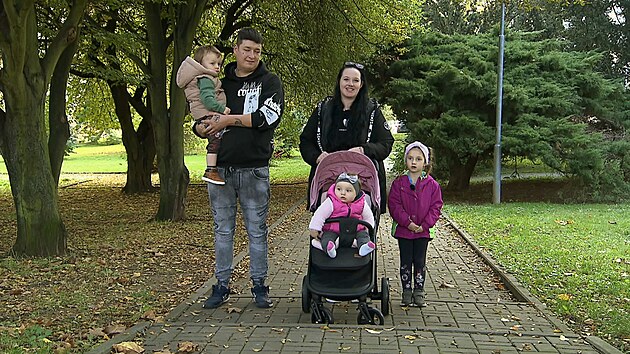 Druh� rodina �ije v n�jemn�m byt� 3+1 na s�dli�ti v Most�. Martin (28) se �iv� jako �idi�. Partne�i vychov�vaj� i p�es sv�j n�zk� v�k t�i d�ti: Stellu (5), Martina (2) a Terezku (10 m�s�c�).