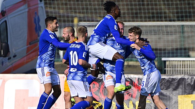 Olomou�tí fotbalisté slaví gól do sít� Dukly.