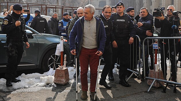 Policist� vedou prezidentsk�ho kandid�ta Calina Georgeska k v�slechu. (26. �nora 2025)