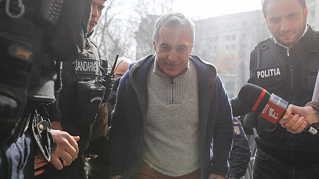 Policist� vedou prezidentsk�ho kandid�ta Calina Georgeska k v�slechu. (26. �nora 2025)