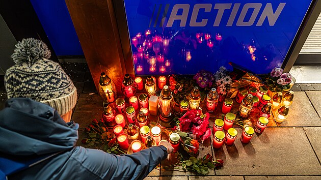 Lid zapaluj svky u prodejny v Hradci Krlov, kde mladk ubodal dv prodavaky. (20. nora 2025)