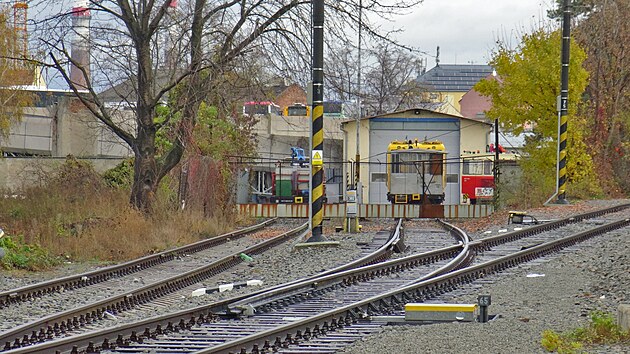 Zbytky spojky na horn� n�dra��. Lev� kolej le�� v m�st� vle�ky do stroj�rny Va�kovka a dal��ch podnik�, prav� kolej le�� zhruba v m�stech kudy vedla lev� kolej spojky. Ta ale stoupala na n�sep, kter� je u� odbagrov�n. GPS: 49.1844336N, 16.6167178E