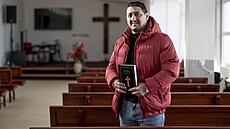 Sbor Apotolské církve v Jarovnicích vede pastor Marek Olah. Na pekladu Bible...