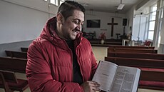 Sbor Apotolské církve v Jarovnicích vede pastor Marek Olah. Na pekladu Bible...