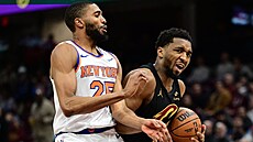 Donovan Mitchell (vpravo)z Clevelandu a Mikal Bridges z New Yorku.