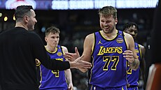 Kou� basketbalist� Los Angeles Lakers JJ Redick (vlevo) a Luka Don�i� si...