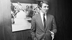 ROK 1980. Herb Brooks, jako kou amerického olympijského hokejového týmu ped...