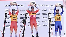 Zleva: Alexis Monney (druhé místo), vít�z Marco Odermatt a Dominik Paris po...