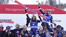 SPOLENÁ RADOST. Mikaela Shiffrinová (4) a Paula Moltzanová oslavují s týmem...