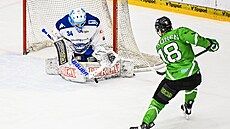Branká� Michal Postava z Brna �elí pokusu Aleksiho Rekonena z Mladé Boleslavi.