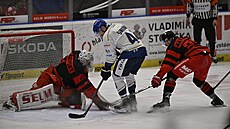 Petr �enke�ík z Kladna v �anci p�ed branká�em Mat�jem Machovským z Olomouce.