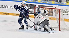 Jakub Kone�ný (vlevo) z Komety Brno p�ed brankou Karlových Var�.