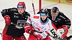 Hradec Králové - Olomouc. Ped domácím brankáem  Novotným otravuje hostující...