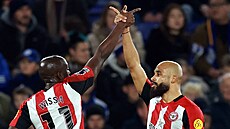 Bryan Mbeumo (vpravo) a Yoane Wissa oslavují gól z Brentfordu na hiti...