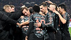 Fotbalisté Bayernu Mnichov oslavují gól na h�i�ti Stuttgartu.