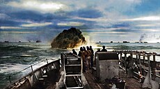 Námo�níci na palub� lodi americké pob�e�ní strá�e Spencer p�ihlí�ejí útoku na...