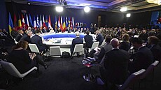 Ukrajinský prezident Zelenskyj se v Kyjev� se�el se spojenci. P�ijeli líd�i...