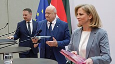 Zleva pedseda SPÖ Andreas Babler, éf ÖVP Christian Stocker a lídryn NEOS...