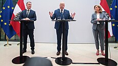 Zleva p�edseda SPÖ Andreas Babler, �éf ÖVP Christian Stocker a lídryn� NEOS...