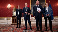 Zleva rakouský prezident Alexander Van der Bellen, éf SPÖ Andreas Babler, lídr...