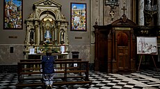 ena se modlí za papee Frantika v bazilice San José de Flores v Buenos Aires...