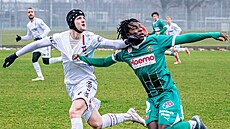 Michal Jeábek z SK Líe (vlevo) nastupuje od ledna 2025 v ochranné pilb....