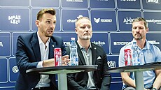 Generální mana�er fotbalist� Zbrojovky Brno Jan Myná� (vlevo), po jeho levici...