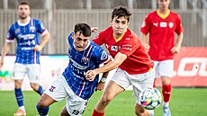 Obránce Ji�í Hamza ze Zbrojovky Brno (v �erveném) stahuje soupe�e z Lí�n� p�i...