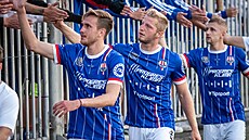 Fotbalisté Lín se zdraví s fanouky po derby na hiti Zbrojovky Brno. (2024)