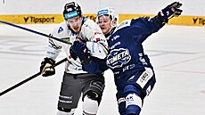 David Kofro� z Karlových Var� (vlevo) atakuje Adama Zbo�ila z Komety Brno. (21....