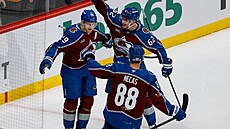 Nathan MacKinnon, Martin Neas a Artturi Lehkonen z Colorado Avalanche slaví...