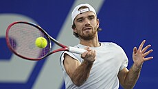 Tomá� Machá� hraje forhend ve druhém kole turnaje v Acapulcu.