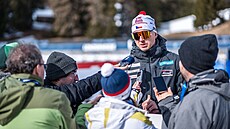 Ond�ej Rybá� hovo�í po tréninku s �eskými noviná�i na biatlonovém mistrovství...