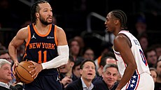 Jalen Brunson z New York Knicks a Tyrese Maxey z Philadelphia 76ers b�hem...