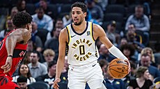 Tyrese Haliburton z Indiana Pacers rozjí�dí úto�nou akci v zápase s Toronto...