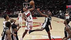 Amen Thompson z Houston Rockets se pokou�í zakon�i v zápase se San Antonio...