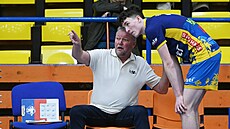 Jií Capek naslouchá radám asistenta trenéra Ústí Petra Broma.