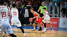 Talentovaný pardubický basketbalista Filip Horváth se prodírá nymburskou...