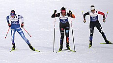 Kateina Janatová (vpravo) bojuje ve tvrtfinálovém sprintu na MS v klasickém...
