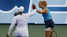 Kate�ina Siniaková s Taylor Townsendovou na turnaji v Dubaji.