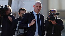 Bývalý �éf �pan�lského fotbalu Luis Rubiales odchází od soudu.