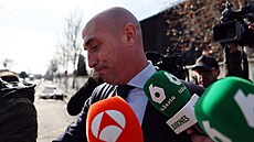 Bývalý �éf �pan�lského fotbalu Luis Rubiales odchází od soudu.