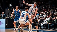 Richard Bálint a Ondej Balvín bhem kvalifikaního duelu o EuroBasket s eckem.