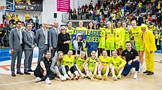 Basketbalistky USK Praha pózují po postupu do Final Six Euroligy.